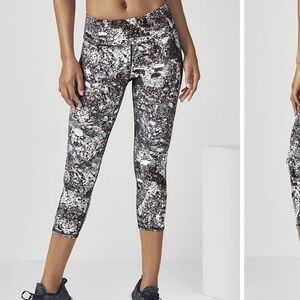 NWT Women’s Fabletics Salar Capri XXL